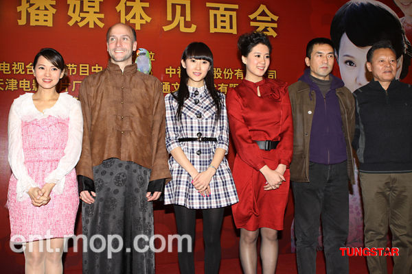 伊能靜出席新劇發(fā)布會 心情大好狂笑露牙床