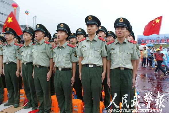 《激情廣場(chǎng)》幕啟瓷都 武警官兵冒雨執(zhí)勤