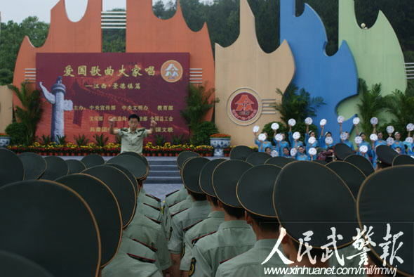 《激情廣場(chǎng)》幕啟瓷都 武警官兵冒雨執(zhí)勤